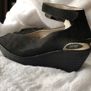 FLY LONDON YALA PLATFORM PEEPTOE SANDAL PERF BLACK